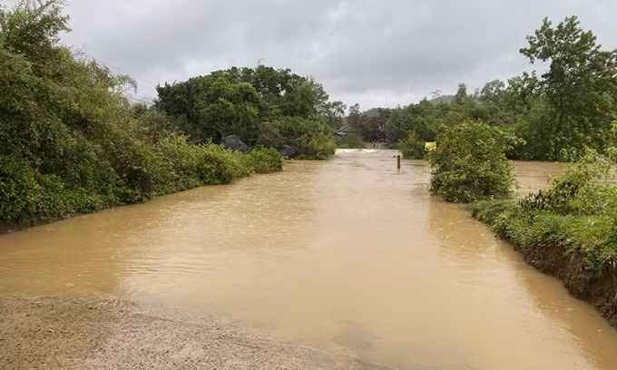mua lon chia cat nhieu tuyen duong giao thong o quang binh hinh 1