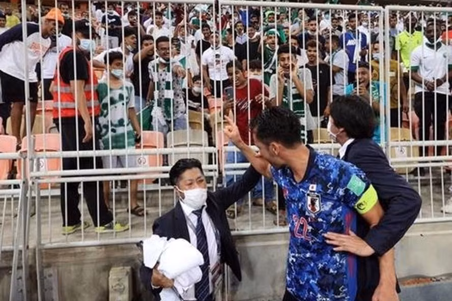 doi tuyen saudi arabia xin loi vu maya yoshida bi phan biet chung toc hinh 1
