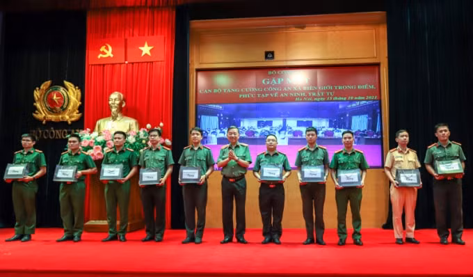 bo cong an tang cuong gan 400 can bo ve cac xa bien gioi trong diem hinh 2
