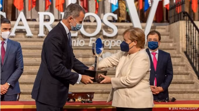 ba merkel nhan giai thuong carlos v cua tay ban nha hinh 1