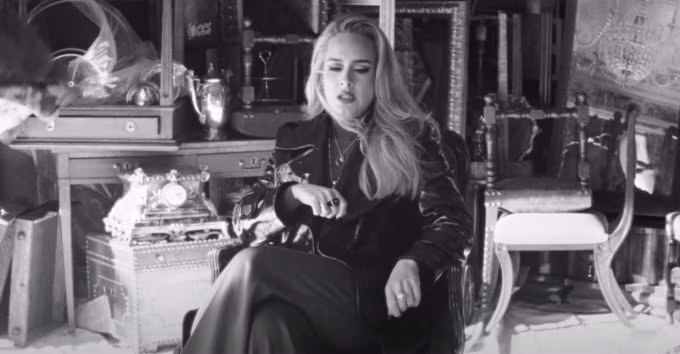 adele tro lai voi mv easy on me sau 6 nam hinh 1