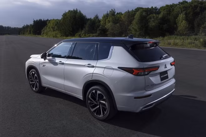 lo dien thiet ke mitsubishi outlander phev 2023 truoc ngay ra mat hinh 2