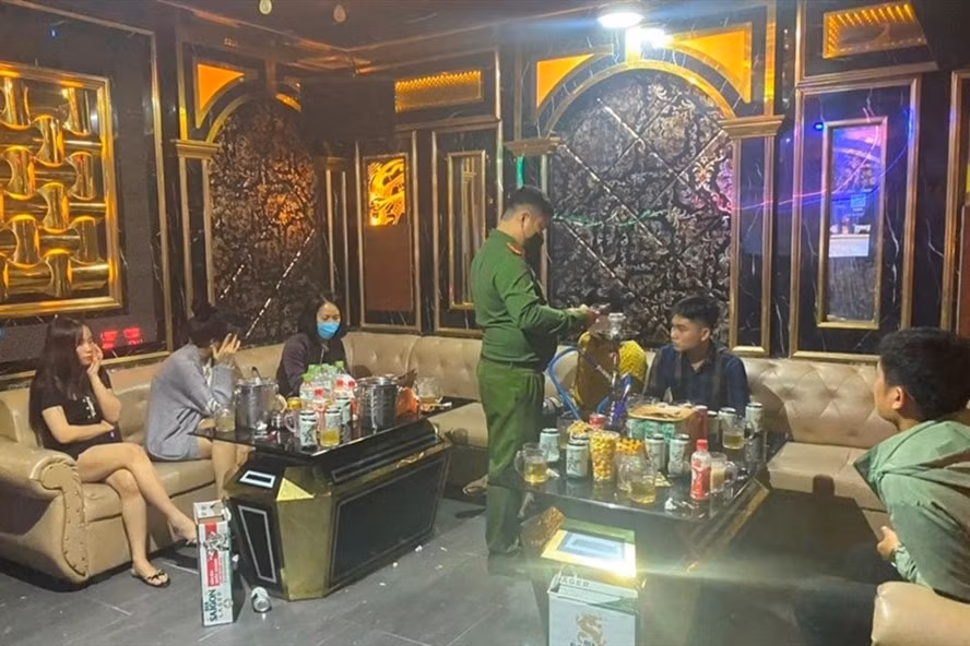 hai phong phat hien quan karaoe hoat dong chui don 17 khach hat giua mua dich hinh 1