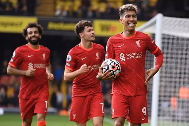 firmino lap hat trick liverpool thang 5 0 watford vuon len dan dau premier league hinh 2