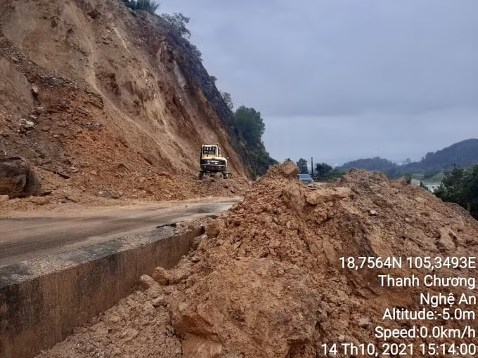 mua lon tai nghe an gay su co sat lo tren nhieu tuyen duong hinh 1
