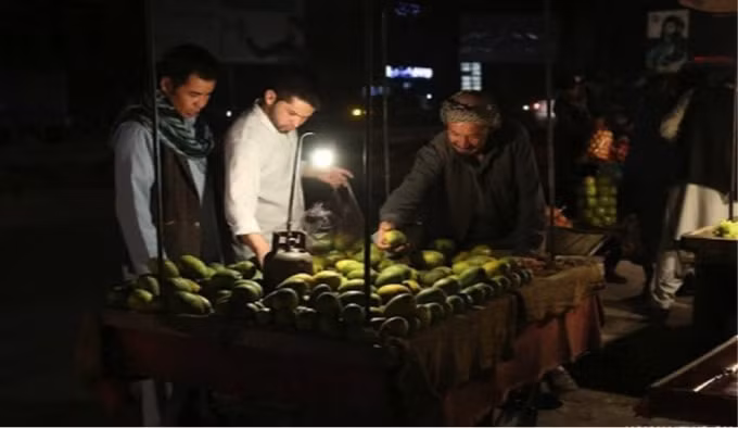 taliban khong tra tien dien afghanistan chim trong bong toi hinh 2