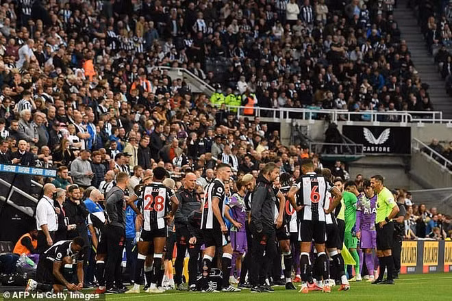 co dong vien bi ngung tim tran dau newcastle voi tottenham tam dung hinh 2