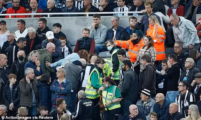 co dong vien bi ngung tim tran dau newcastle voi tottenham tam dung hinh 1
