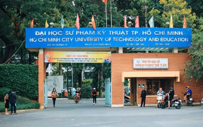 tp hcm truong dai hoc dau tien thong bao cho sinh vien hoc tap trung hinh 1