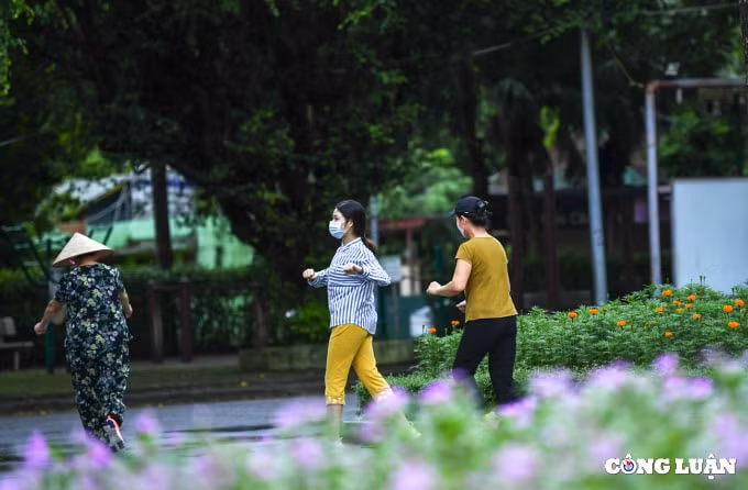 ha noi buoi sang dau tien cong vien mo cua tro lai vang ve nguoi dan den tap the duc hinh 7