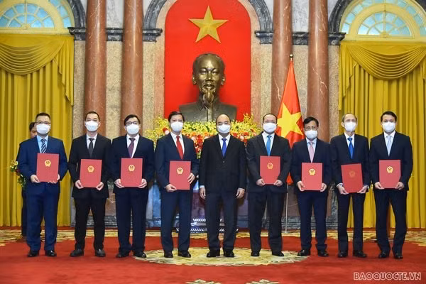 chu tich nuoc trao quyet dinh bo nhiem 8 dai su hinh 1