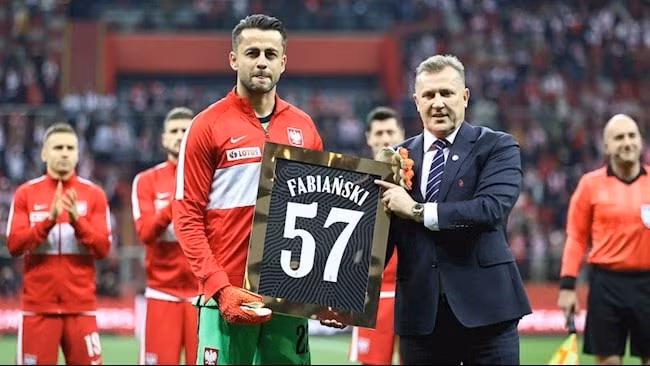 chia tay doi tuyen ba lan lukasz fabianski da nhan duoc man tri an vo cung xuc dong hinh 1