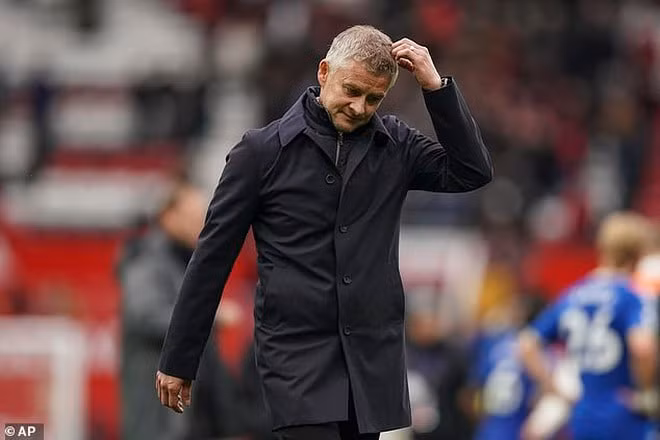 huan luyen vien solskjaer bi chi trich tham te vi ronaldo hinh 1
