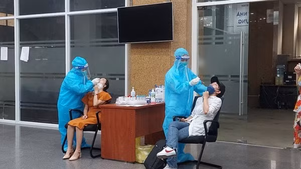 nguoi benh khong phai tra phi xet nghiem covid 19 tai benh vien cong hinh 1