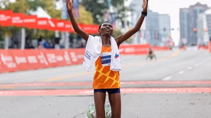 chang trai it ten tuoi den tu ethiopia bat ngo dang quang chicago marathon 2021 hinh 3