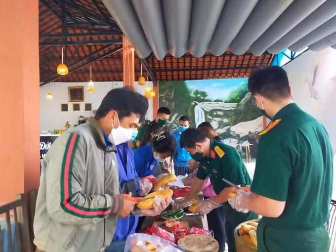 tu banh mi khong dong dam tinh quan dan nang buoc em den truong hinh 1