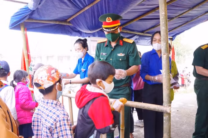 tu banh mi khong dong dam tinh quan dan nang buoc em den truong hinh 3
