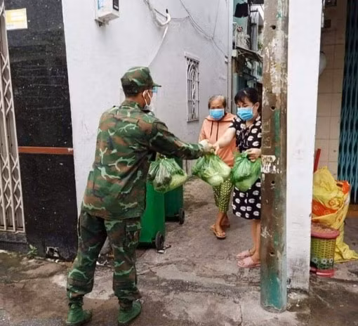 nguoi linh xung tran chong giac ngoai xam moi mang ten covid 19 hinh 2