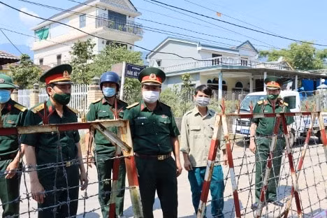 nguoi linh xung tran chong giac ngoai xam moi mang ten covid 19 hinh 1