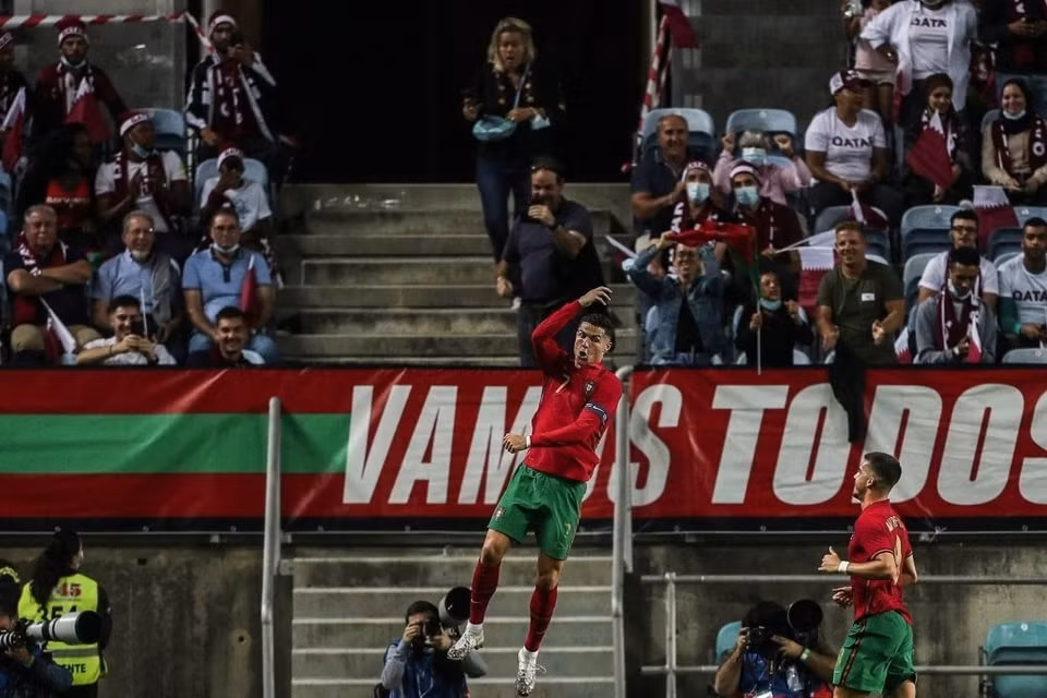 sieu sao ronaldo lap ky luc sau ban thang vao luoi qatar hinh 1
