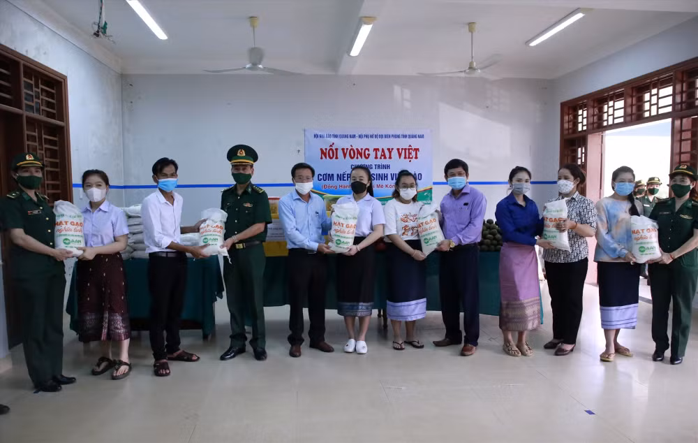 hoi nha bao tinh quang nam trao qua ho tro du hoc sinh lao gap kho khan do dich covid 19 hinh 1