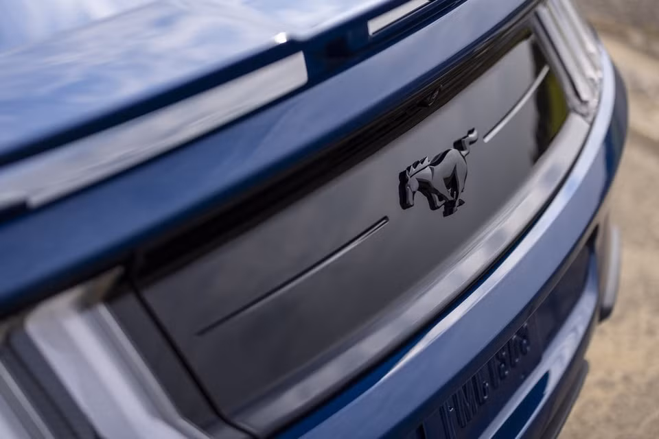 chiem nguong mau xe ford mustang 2022 phien ban california special hinh 3