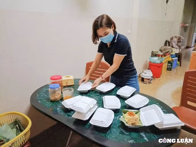 ky 1 theo chan can bo van phong dang uy cap xa trong mua dich hinh 2