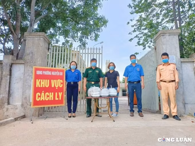 ky 1 theo chan can bo van phong dang uy cap xa trong mua dich hinh 4