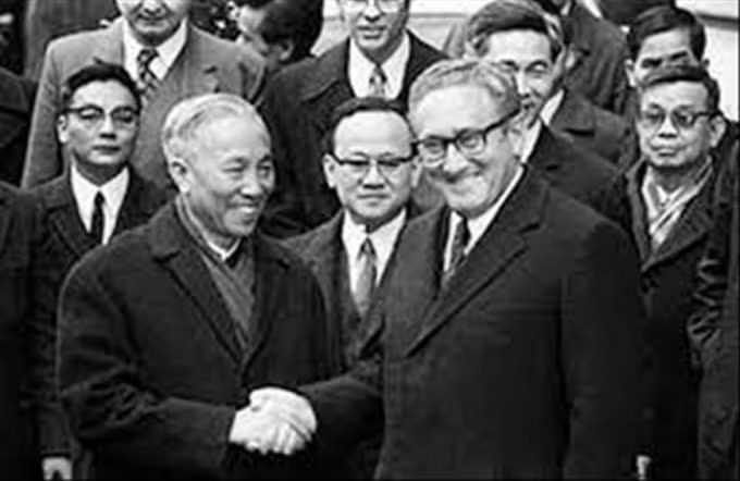 co van dac biet le duc tho va nhung khoanh khac dang nho tai paris hinh 9