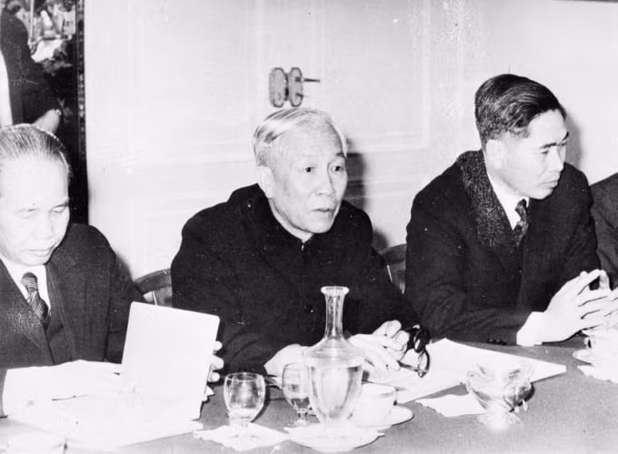 co van dac biet le duc tho va nhung khoanh khac dang nho tai paris hinh 7