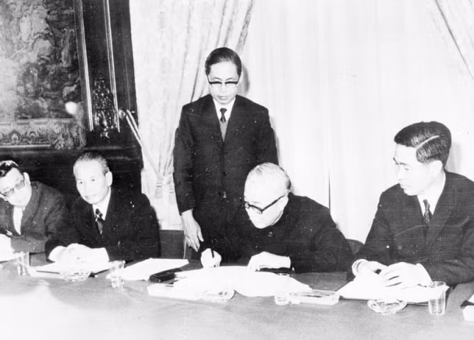co van dac biet le duc tho va nhung khoanh khac dang nho tai paris hinh 8