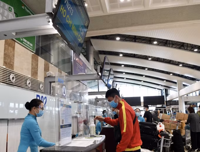 hanh khach vui mung len chuyen bay tu ha noi di tphcm sau nhieu thang mac ket hinh 4