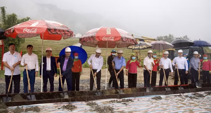tt group trao tang 2000 tan xi mang ho tro thi xa sa pa cung hoa nen nha va lam duong hinh 3