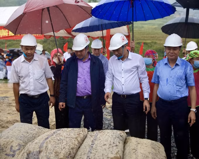 tt group trao tang 2000 tan xi mang ho tro thi xa sa pa cung hoa nen nha va lam duong hinh 2