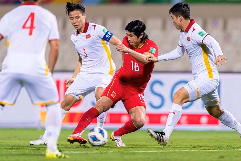 trung ve que ngoc hai chan thuong truoc tran gap oman hinh 2