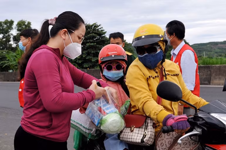 hoi nha bao tinh phu yen trao qua ho tro nguoi dan tu cac tinh phia nam ve que hinh 1