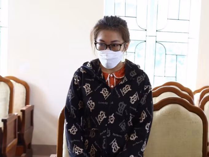 muon danh nhan vien ngan hang lua vay tien lam thu tuc dao khe de chiem doat tai san hinh 1
