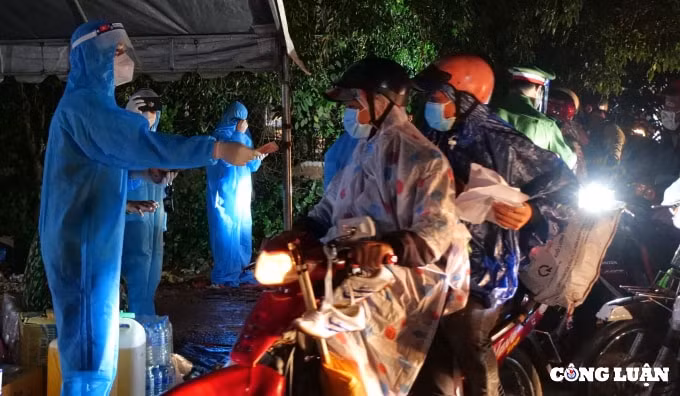 hang chuc nghin phan qua tiep suc cho nguoi dan ve que tranh dich hinh 4