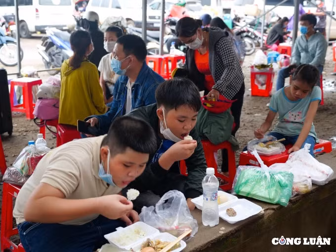 hang chuc nghin phan qua tiep suc cho nguoi dan ve que tranh dich hinh 5