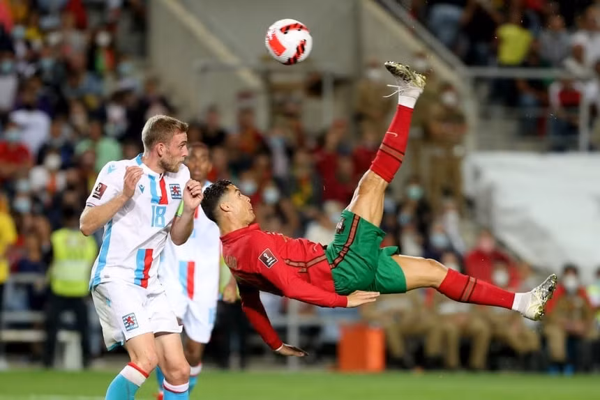 cristiano ronaldo thiet lap them ky luc o cap doi tuyen quoc gia hinh 1
