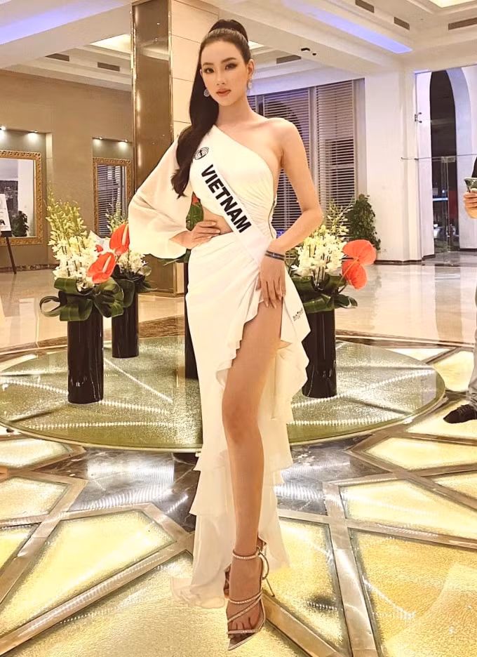 bi hai quan giu hanh li ai nhi mua bikini o cho do cu ai cap hinh 2