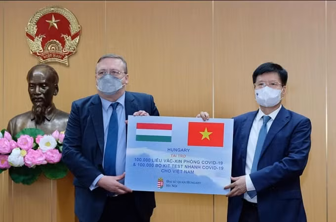 bo y te tiep nhan 100000 lieu vaccine covid 19 tu chinh phu hungary hinh 1