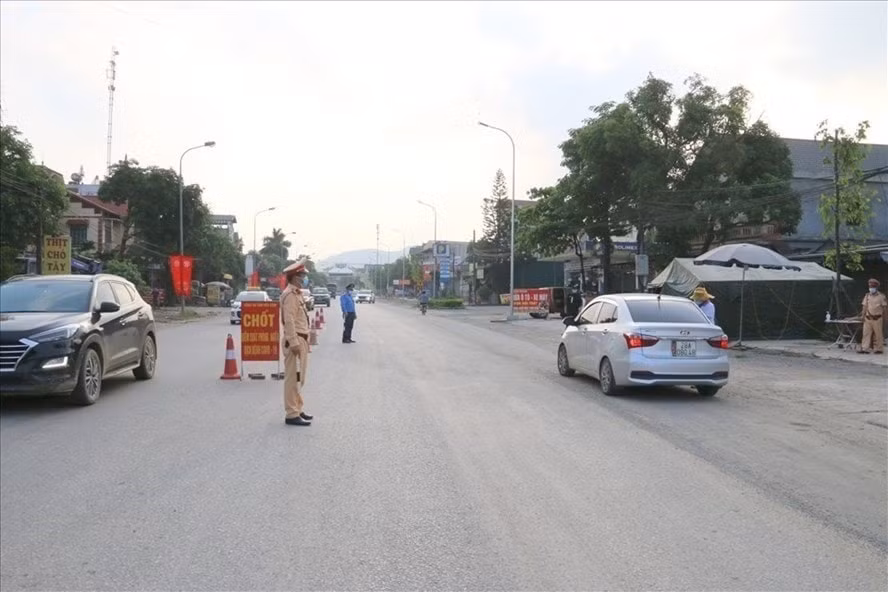 hoa binh dung hoat dong tat ca cac chot kiem dich covid 19 hinh 1