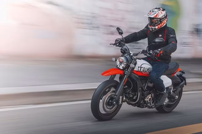 ducati scrambler urban motard phien ban tranh son duong pho ra mat hinh 1