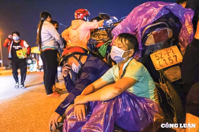 dau xot voi dong nguoi tro ve que huong trong canh trang tay hinh 2