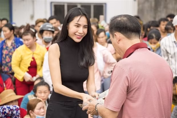 hue khang dinh thuy tien hoai linh khong phoi hop voi dia phuong di trao qua tu thien hinh 2