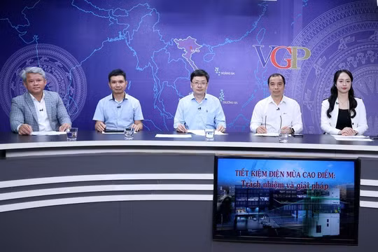 Tiết kiệm điện mùa cao điểm: Trách nhiệm và giải pháp