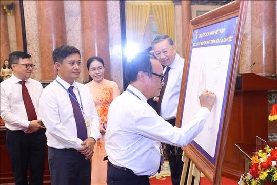 Tổng Bí thư, Chủ tịch nước Tô Lâm gặp mặt 101 nhà báo tiêu biểu