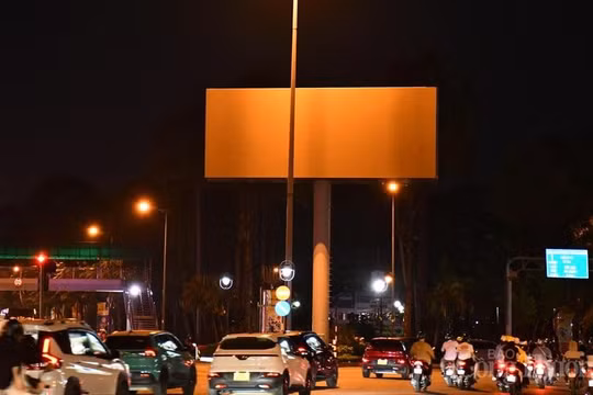 Tiết kiệm điện, hàng loạt biển quảng cáo lớn tắt điện sau 22 giờ