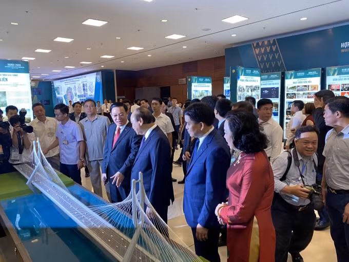 Thủ tướng Nguyễn Xuân Phúc cùng Lãnh đạo TP Hà Nội tham quan khu trưng bày mô hình các dự án sắp tới tại Hội nghị Hà Nội 2020. Ảnh: Dương Lâm
